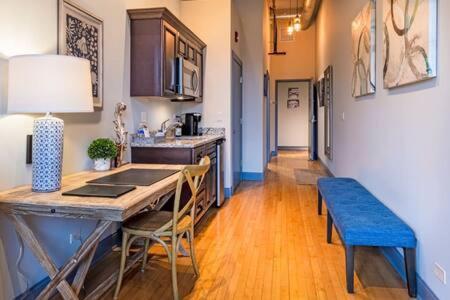 Hip Urban Loft - Small Town Charm - 124 Lofts #1 West Dundee Eksteriør billede