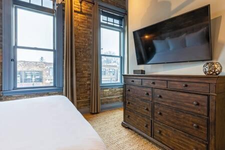 Hip Urban Loft - Small Town Charm - 124 Lofts #1 West Dundee Eksteriør billede