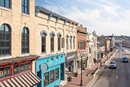 Hip Urban Loft - Small Town Charm - 124 Lofts #1 West Dundee Eksteriør billede