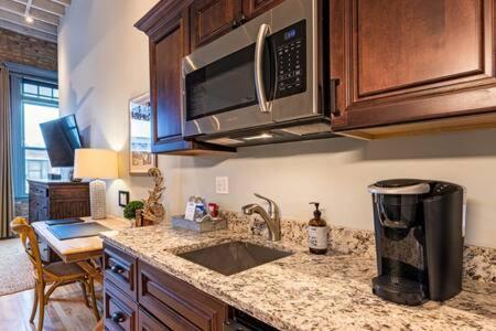 Hip Urban Loft - Small Town Charm - 124 Lofts #1 West Dundee Eksteriør billede