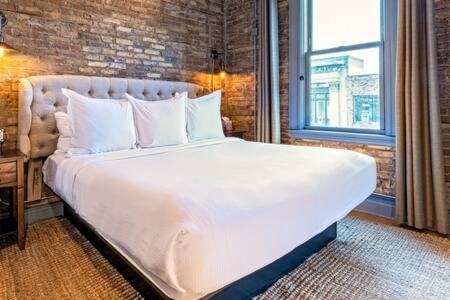 Hip Urban Loft - Small Town Charm - 124 Lofts #1 West Dundee Eksteriør billede