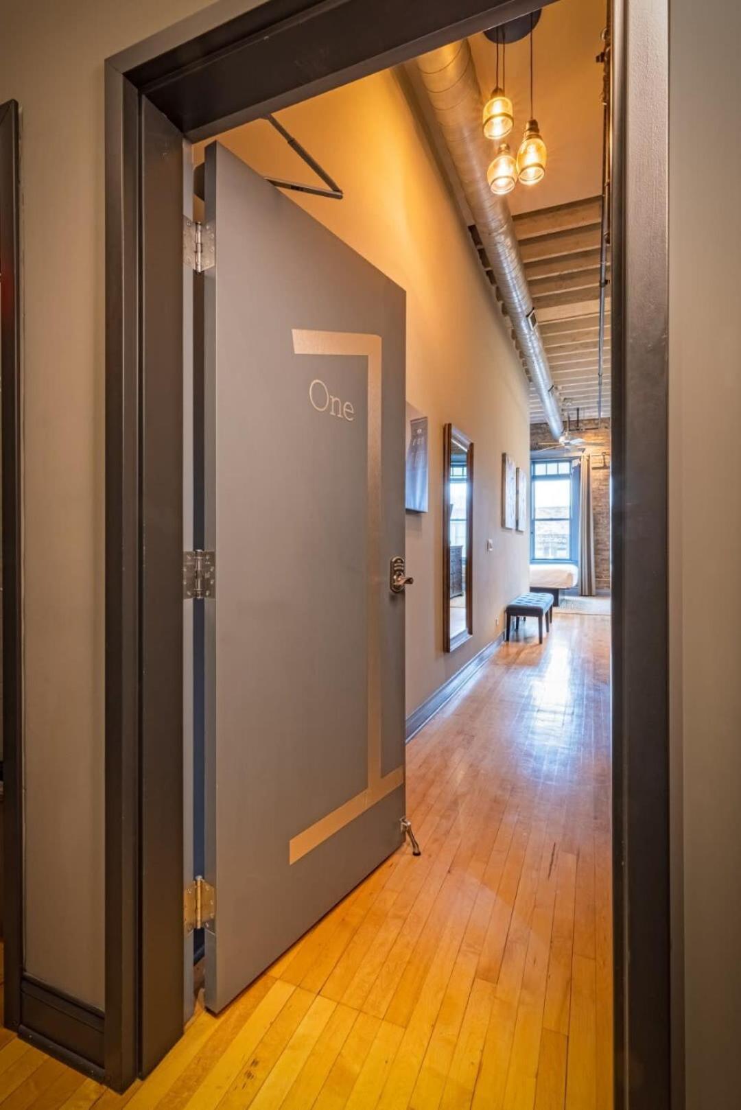 Hip Urban Loft - Small Town Charm - 124 Lofts #1 West Dundee Eksteriør billede